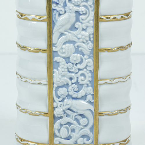 Null Porcelana, loza, etc. - Jarrón de porcelana blanca con decoración en reliev&hellip;