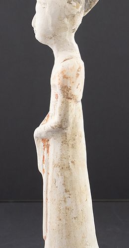 Null Asian art and objects - A pottery figure of a lady with red pigments to the&hellip;