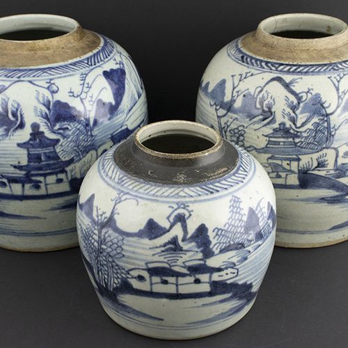 Null 亚洲艺术和物品 - 三个中国青花瓷姜罐，中国，19世纪末-最大的：高21,5厘米，两个有裂缝-。