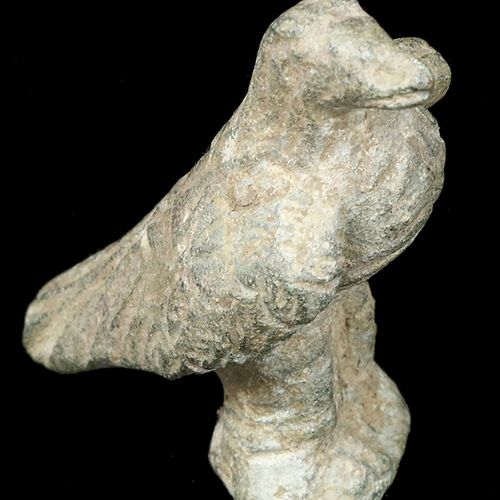 Null 考古与发现 - 一尊有吸引力的罗马青铜鹰雕像，站立，头部有点转动（高约44毫米），翅膀闭合。