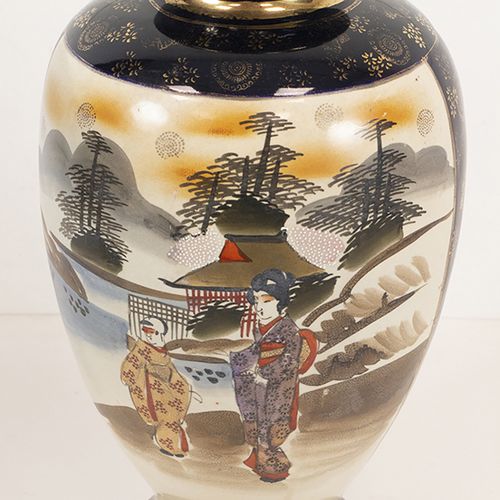 Null 亚洲艺术和物品 - 日本萨摩花瓶，以深钴蓝（Gosu blue）装饰，周围有山水场景中的艺妓和背景中的富士山，有标记，日本，20世纪 -38厘米，镀金&hellip;
