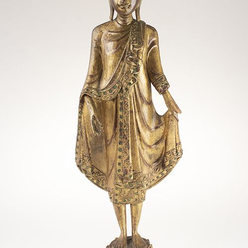 Null Asian art and objects - A lacquer painted wooden figure of a standing Buddh&hellip;