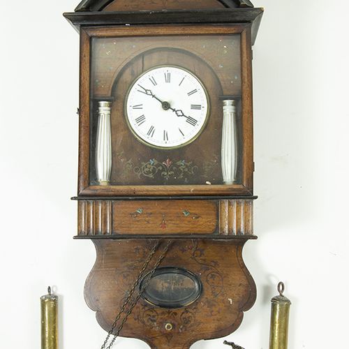 Null 钟 - 一个桃花心木色的挂钟，带有瓷器支柱和带罗马数字的珐琅表盘，德国/奥地利，19世纪下半叶-长68厘米，有磨损的痕迹-。
