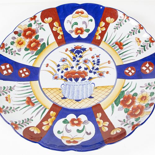 Null Asian art and objects - A large Japanese imari porcelain charger with scall&hellip;