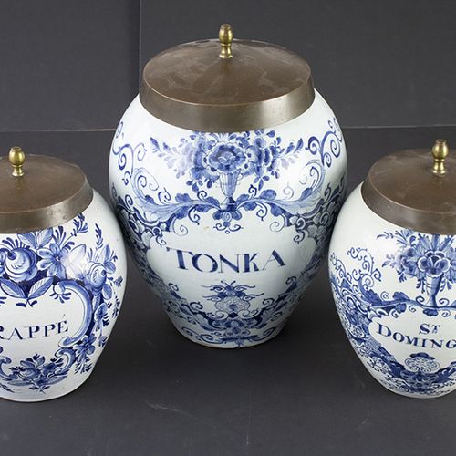 Null Porcelain, earthen ware etc. - Three Delft blue tobacco pots, each with a d&hellip;