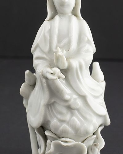 Null 亚洲艺术和物品 - 中国白玉观音菩萨像，中国，20世纪上半叶 -13.5厘米，手指和底座边缘有缺陷---。