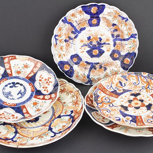 Null Art et objets d'Asie - Cinq plats japonais en imari à bords festonnés, Japo&hellip;