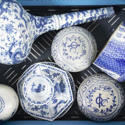 Null 亚洲艺术和物品 - 九件中国青花瓷器，包括一个细长的瓶瓶罐罐，一个杯子，三个盘子和两个盖子，容器上标有VOC，18/20世纪--缺陷--。