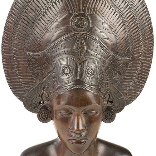 Null 亚洲艺术和物品 - 一个精心雕刻的带头饰的女性半身像，巴厘岛，印度尼西亚，约1920年。