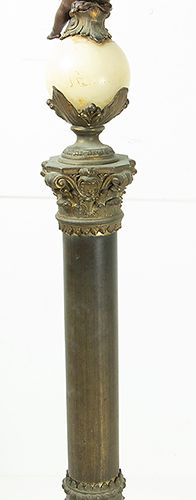 Null 钟表 - 一支部分镀金的法国温度计，有华氏和雷乌姆的度数显示，形状为科林斯柱，上面有一个带竖琴和月桂树枝的雪花石球上的普蒂，底座为洛可可风格，约188&hellip;