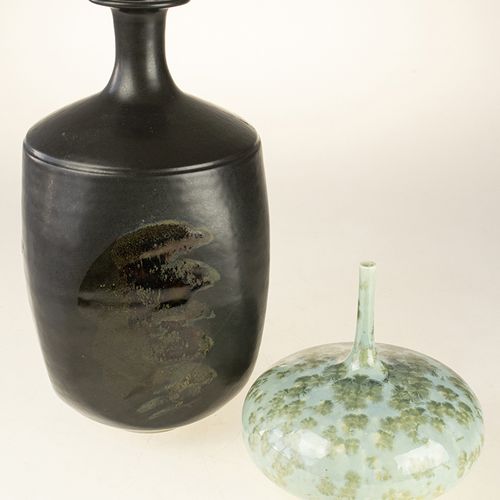 Null Porzellan, Steingut etc. - Zwei Vasen aus Steingut, gemarkt: FJ unter M und&hellip;