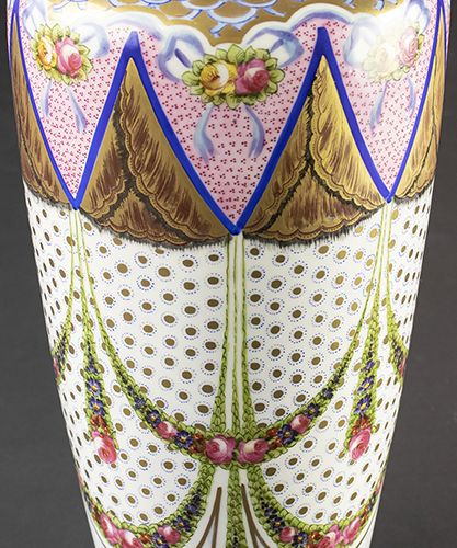 Null 瓷器、土器等。- 一个新艺术风格的瓷器花瓶，带花饰和装饰，仿塞夫勒，法国，20世纪初-高31厘米-。