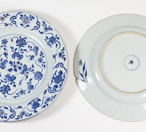 Null Art et objets d'Asie - Une grande paire de chargeurs en porcelaine de Chine&hellip;