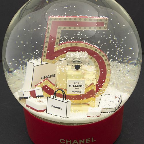 Null Glaswaren - Sonstiges - Glas-Schneekugel auf rundem roten Sockel, Chanel No&hellip;