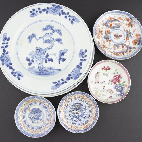 Null Asian art and objects - Three Chinese porcelain dishes with floral decorati&hellip;
