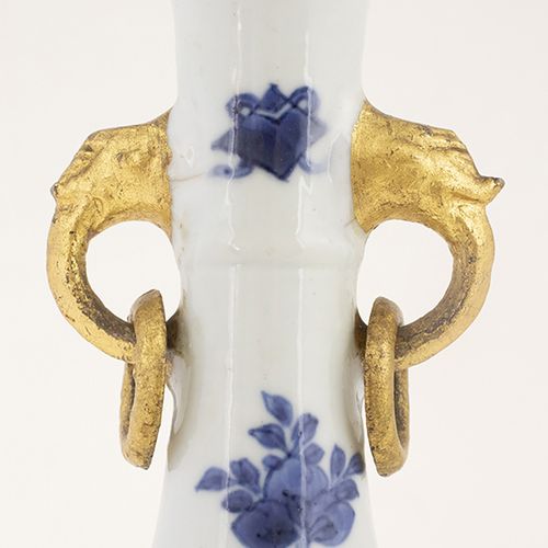 Null Art et objets d'Asie - Vase chinois bleu et blanc à anses annulaires dorées&hellip;