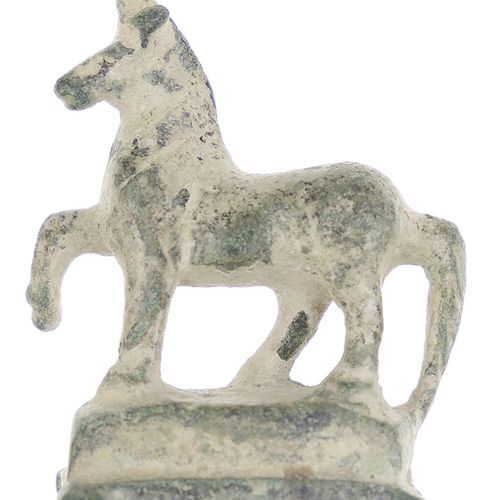 Null 考古与发现 - 一尊有吸引力的装饰性小铜像，一匹骄傲的马站在一个长方形的青铜基座上，前腿抬起，罗马人约在公元1-3世纪（45 x 37 x 17毫米，&hellip;