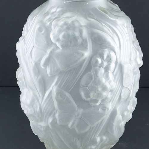 Null 玻璃器皿 - 杂项 - 磨砂玻璃花瓶，有浮雕花和蝴蝶图案，装饰艺术，约1930年-高29.7厘米-。