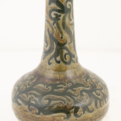 Null 瓷器、土器等。- 一个有卷轴装饰的陶制花瓶，底部有制造商的AW字样，20世纪 -25厘米-