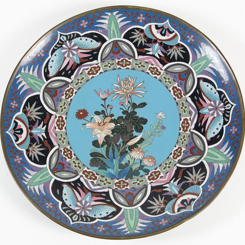 Null 亚洲艺术和物品 - 日本黄铜景泰蓝花纹碟，日本，明治时期（1868-1912）-30.5厘米，边缘有小的凹痕