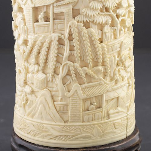 Null Art et objets d'Asie - Un pot à pinceau en ivoire de Canton, Bitong, monté &hellip;
