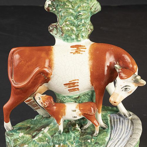 Null 瓷器、土器等。- 斯塔福德郡牛和小牛群溢出花瓶，以赤褐色调装饰在自然主义的绿色底座上，英格兰，19世纪-高28厘米，缺陷-