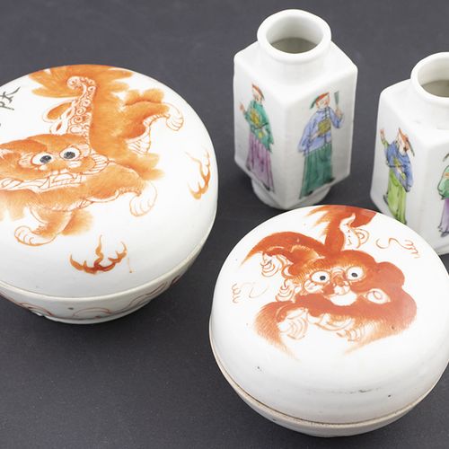 Null Art et objets d'Asie - Paire de bols couverts avec des chiens-fous sur les &hellip;
