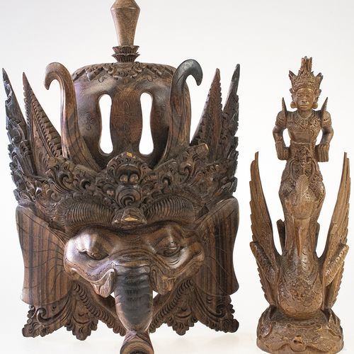 Null 亚洲艺术和物品 - 巴厘岛木制格涅沙面具和巴厘岛木制人物雕塑，可能类似于Vishnoe骑着Garuda -面具：30厘米，四肢受损--。