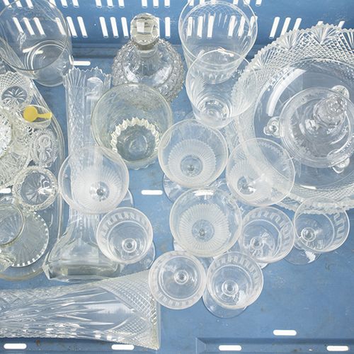 Null Glaswaren - Verschiedenes - Eine Sammlung von Kristallgläsern, Vasen, Obsts&hellip;