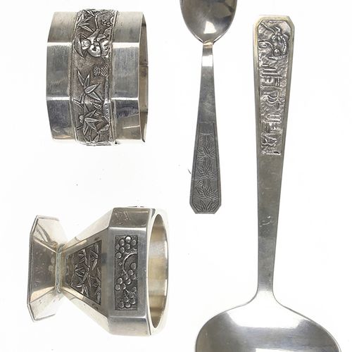 Null 亚洲艺术和物品 - 四件中国出口银制品：盐罐、餐巾环、茶匙和更大的勺子，中国，20世纪初，无标记 -129克-