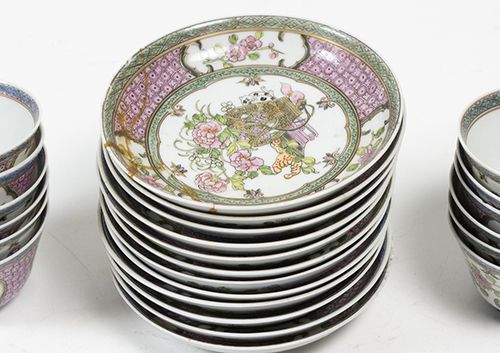 Null 亚洲艺术和物品 - 十二个中国瓷器杯和碟子，有粉彩装饰，雍正时期（1723-1735）-d. 碟子10,5厘米，d. 杯子6,5厘米，两个碟子有缺陷-