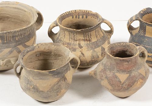 Null 亚洲艺术和物品 - 新石器时代（约公元前10000-2000年）的五件中国陶器收藏 - 最大的陶器：高11厘米，宽18.5厘米，状况：边缘有预期的磨损&hellip;