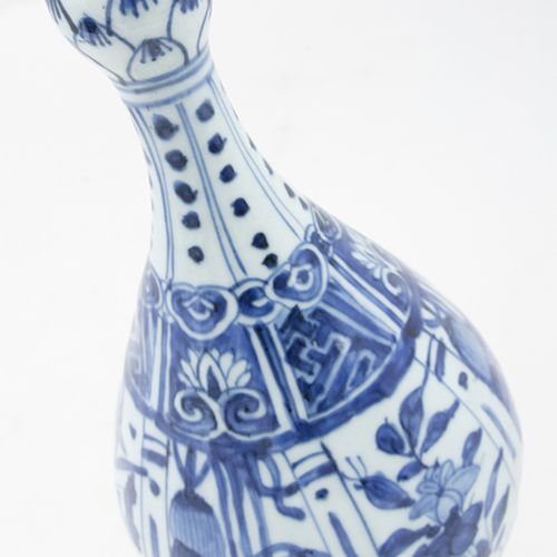 Null 
Art et objets d'Asie - Vase bouteille chinois bleu et blanc à tête d'ail, &hellip;