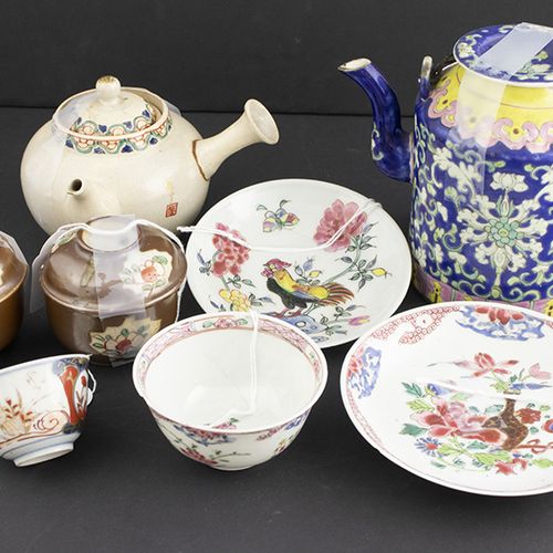 Null 亚洲艺术和物品 - 中国和日本的瓷器收藏，包括雍正时期（1723-1736）的粉彩杯碟和单碟，青花颜如玉花瓶，中国伊玛瑞杯，等等。花瓶高25厘米，有缺&hellip;