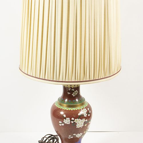 Null Asiatische Kunst und Objekte - Chinesische Cloisonné-Vase als Lampe auf ges&hellip;