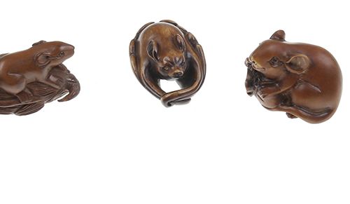 Null Art et objets d'Asie - Cinq netsuke en bois : une chauve-souris, un lapin e&hellip;