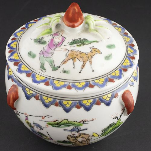 Null 亚洲艺术和物品 - 一个中国瓷器罐子和盖子，用粉彩装饰，描绘了背景是山的人物，中国，20世纪上半叶 -h. 14 cm-