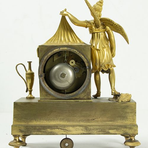 Null Pendules - Pendule de cheminée en bronze orné d'une Aurore ailée et d'un fl&hellip;