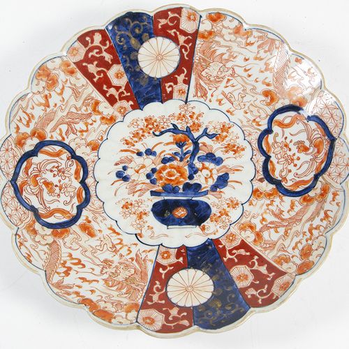 Null Arte e oggetti asiatici - Un piatto imari giapponese con bordo smerlato e d&hellip;