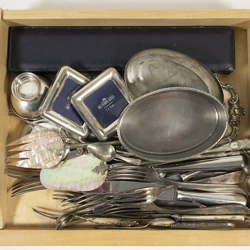 Null Silver plated and gilt objects - Verzilverde bestekdelen, schaaltje, fotoli&hellip;