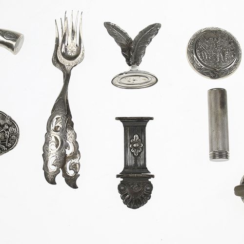 Null Bric-a-brac - Silver powder compact, ash tray, mocha spoons, pickle forks, &hellip;