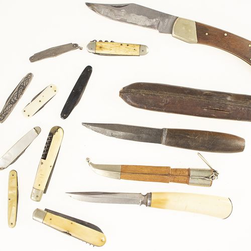 Null Bric-a-brac - A small collection of pocket knives and two knives with sheat&hellip;