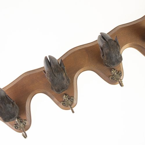 Null Bric-a-brac - A wooden coat rack with copper and goat feet hooks -65 cm-