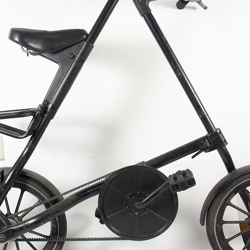 Null Furniture, mirrors, lamps etc. - A Strida folding bicycle, model MK1, Glasg&hellip;