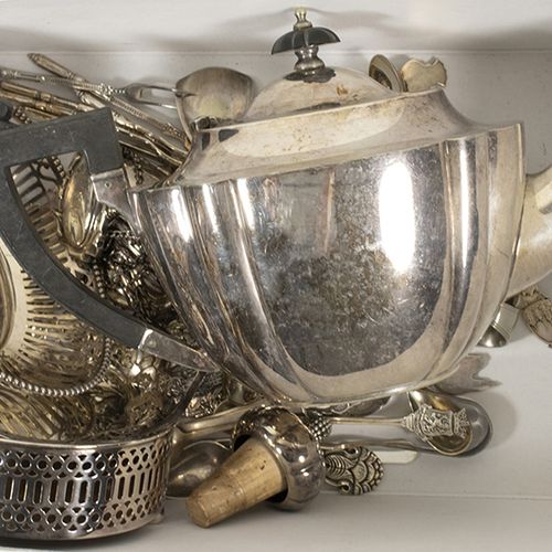 Null Silver plated and gilt objects - A large plated teapot, Regis Plate, basket&hellip;