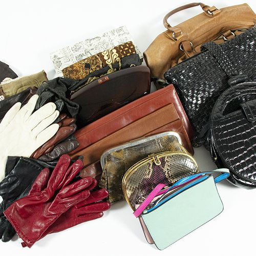 Null Rugs, textiles, clothing etc. - A collection of ladies handbags and leather&hellip;