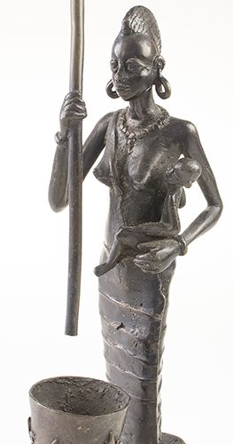 Null Statues, figures etc. - A bronze sculpture of an african woman holding a ch&hellip;