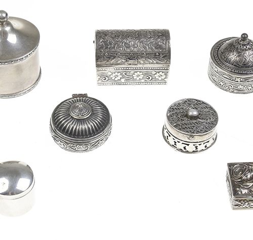 Null Silver objects - Miscellaneous - Nine silver pill boxes -225 grams-
