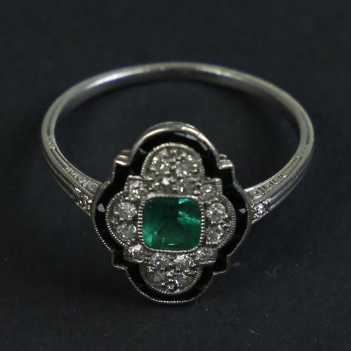Null Gold jewellery and objects - 950 platinum Art Deco ring set with an emerald&hellip;