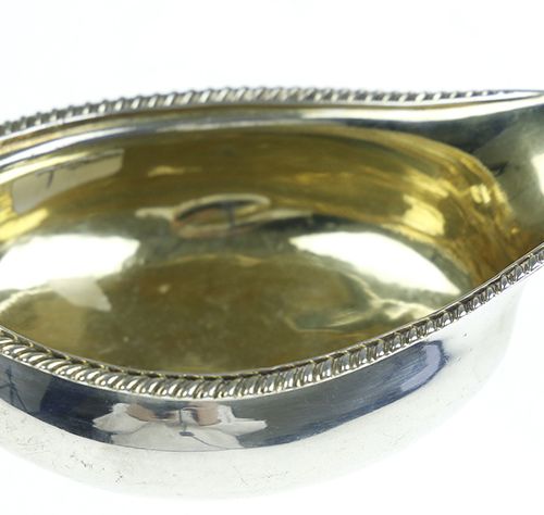 Null Silver objects - Great Britain - Silver sauce boat, gilt interior, with gad&hellip;